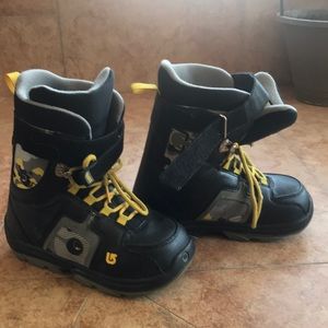 Size 6 woman’s or kids Burton snowboarding boots.